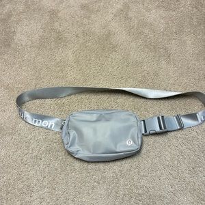 Lululemon Everywhere Belt Bag 1L in Silver Drop/White